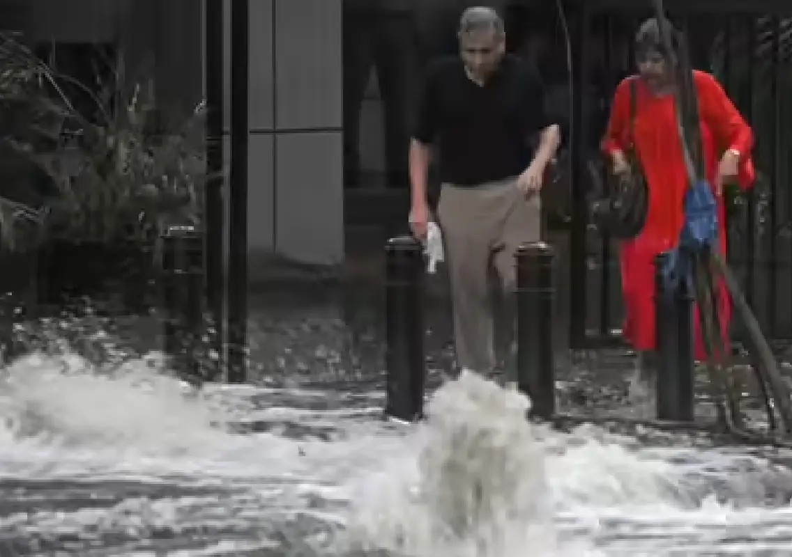 Sudden cloudburst-like rains overwhelm central Bengaluru - News Karnataka