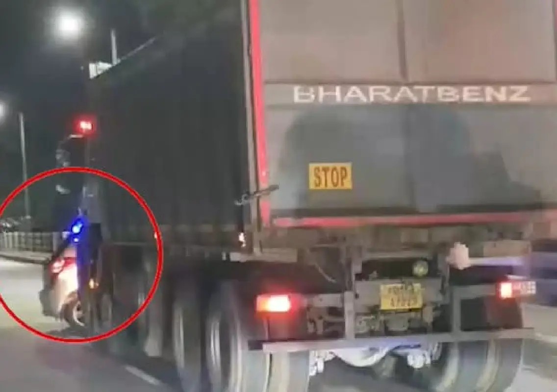 Truck drags car on bridge, father and daughter survive - News Karnataka