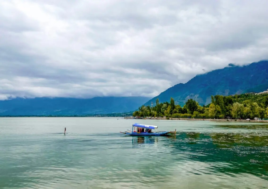 US tourist dies while staying in Dal Lake houseboat - News Karnataka