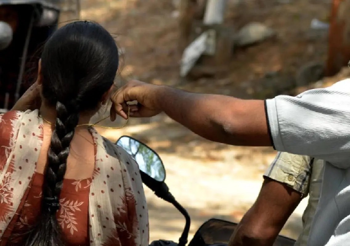 Woman carrying baby targeted by chain snatchers in Chandigarh - News Karnataka