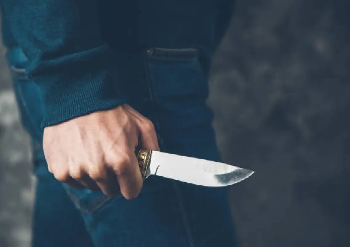 Woman escapes knife attack by husband on Bengaluru road - News Karnataka