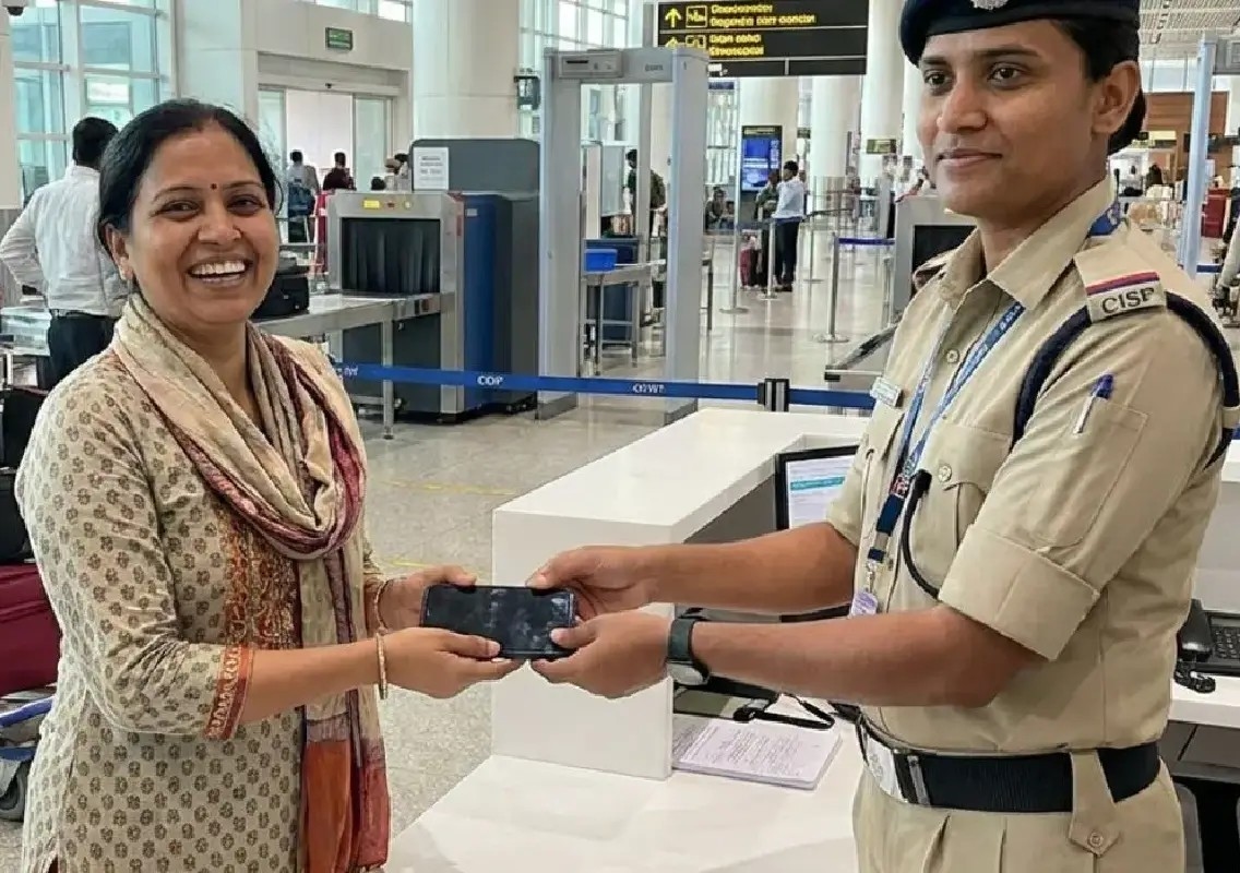 Woman gets lost phone back in 15 minutes at Bengaluru airport - News Karnataka