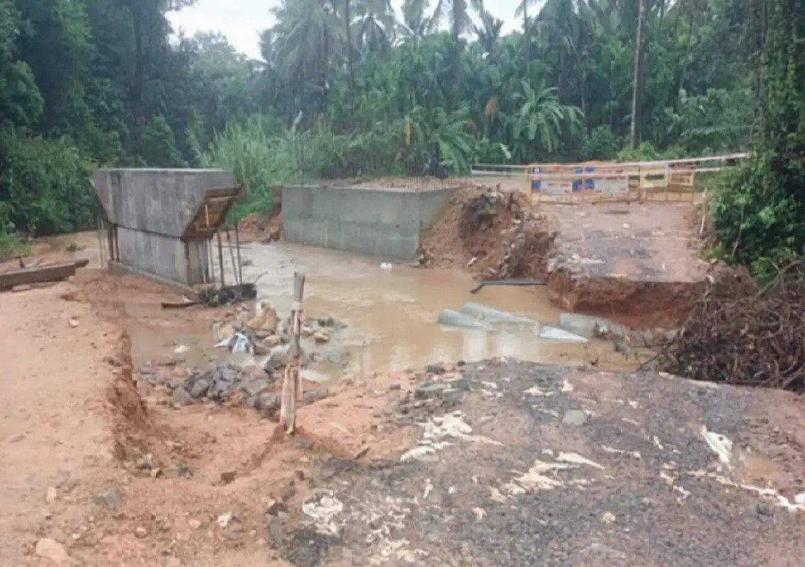 Ambadabettu temporary bridge washed away after heavy rain in Beltangady - News Karnataka