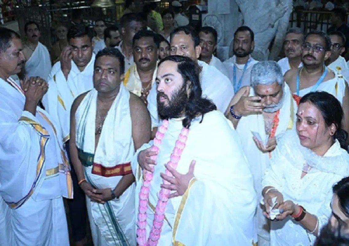 Anant Ambani offers special prayers at Kollur Mookambika Temple: WATCH - News Karnataka