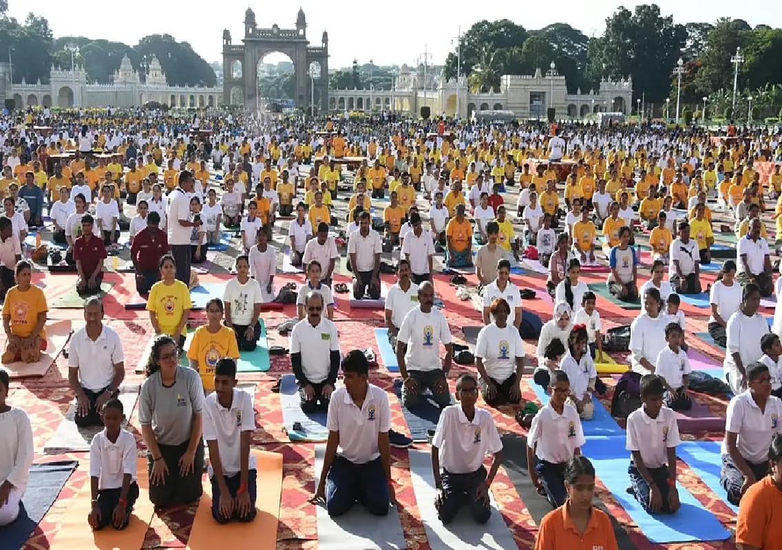 Around 8,000 gather at Mysuru Palace to mark International Yoga Day - News Karnataka