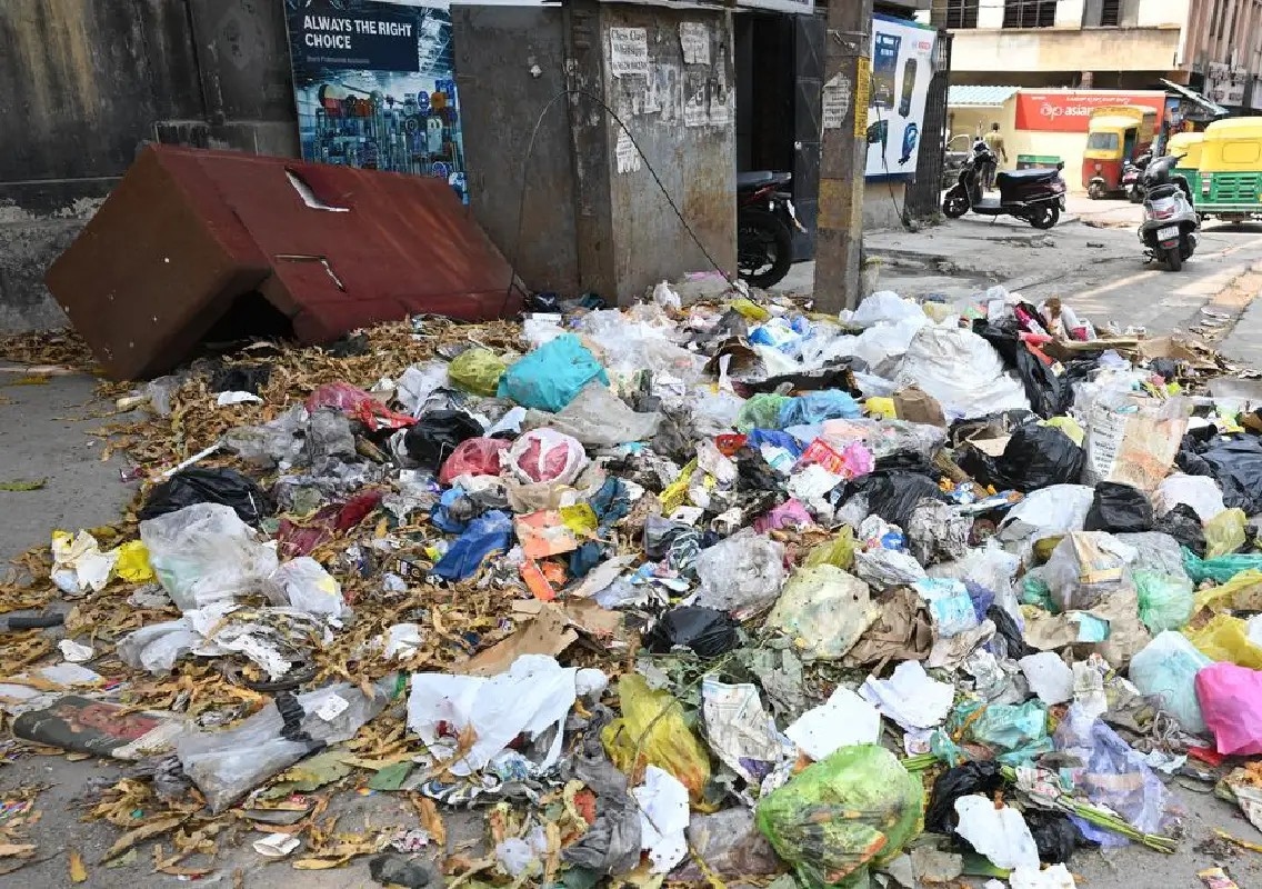 BBMP cracks down on illegal dumping, seizes six vehicles - News Karnataka