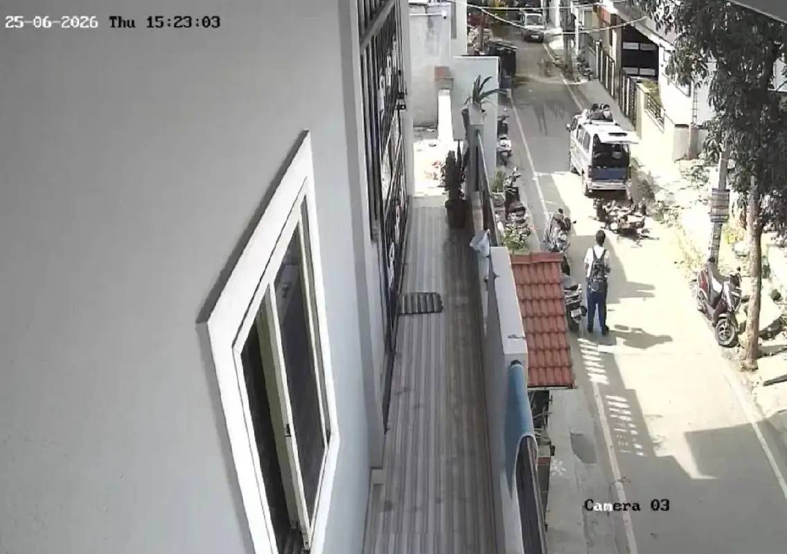 Five children fall from moving school van in Bengaluru - News Karnataka