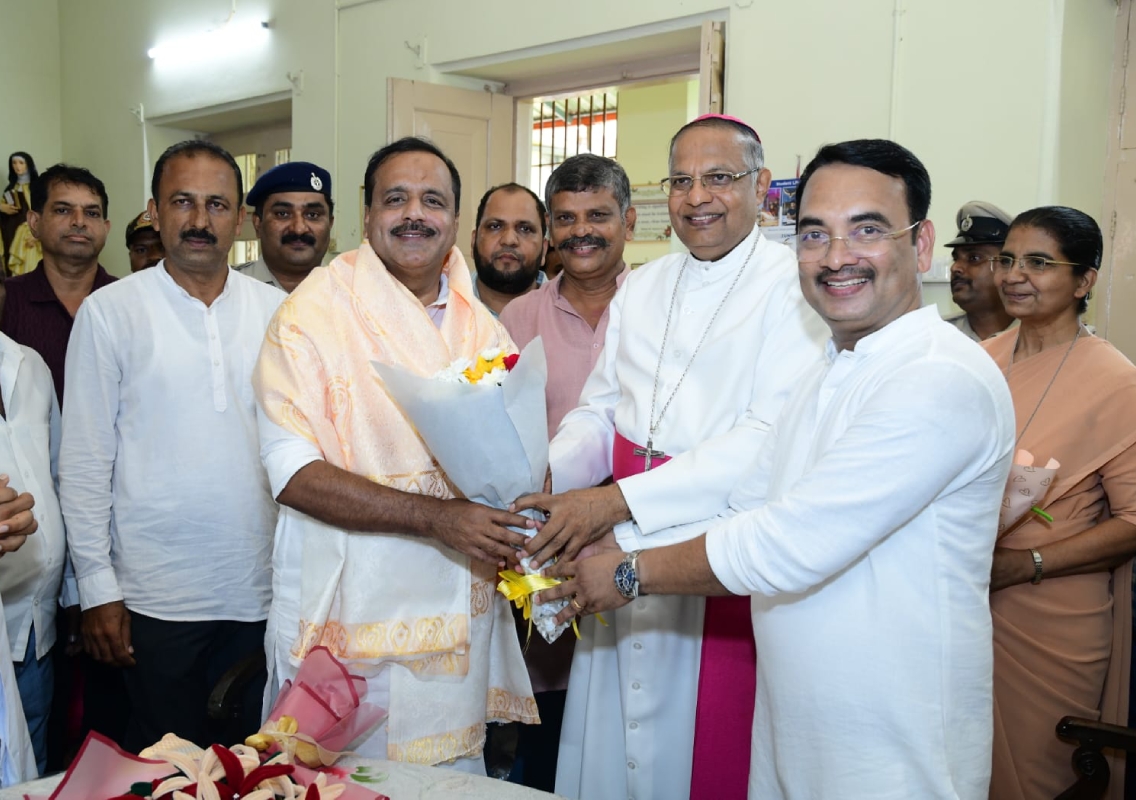 Health Minister U.T. Khader seeks blessings from Bishop of Mangalore - News Karnataka