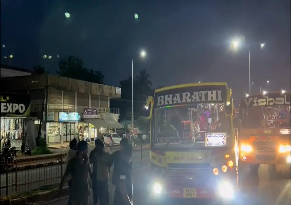 Bus drivers' fight over overtaking sparks outrage in Padubidri: WATCH - News Karnataka
