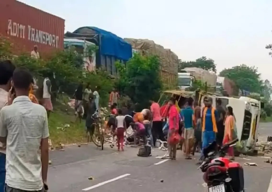 Bystanders collect mangoes instead of helping injured couple: WATCH - News Karnataka