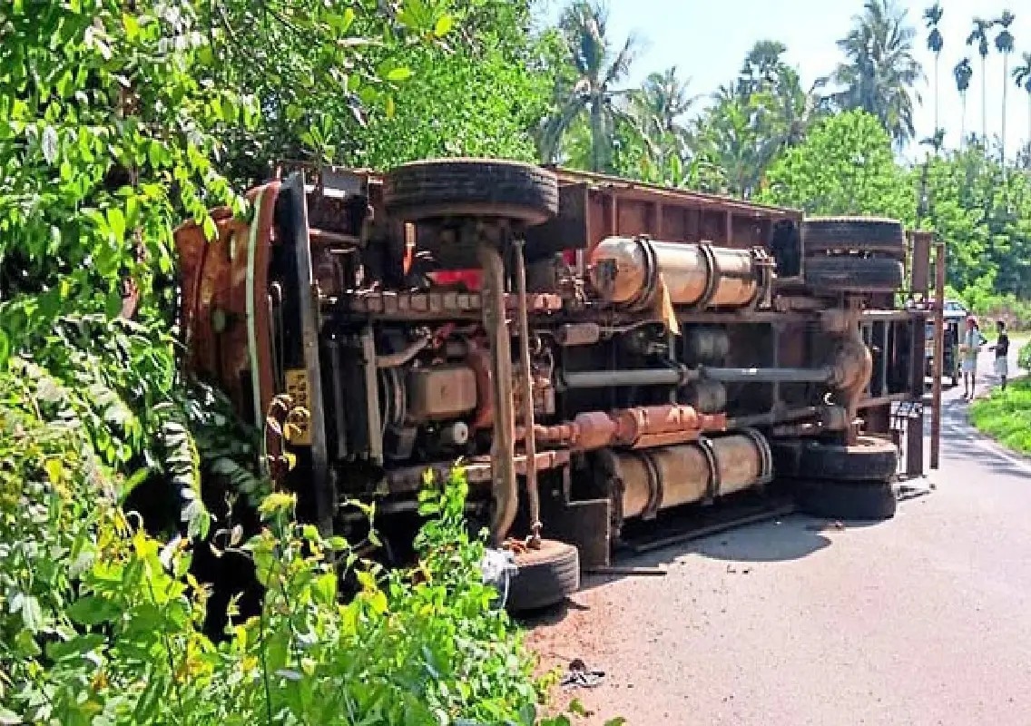 CNG vehicle overturns near Aikala Kammaje, driver injured - News Karnataka