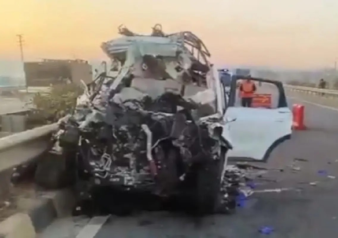 Canter driver killed after road machine part hits vehicle - News Karnataka