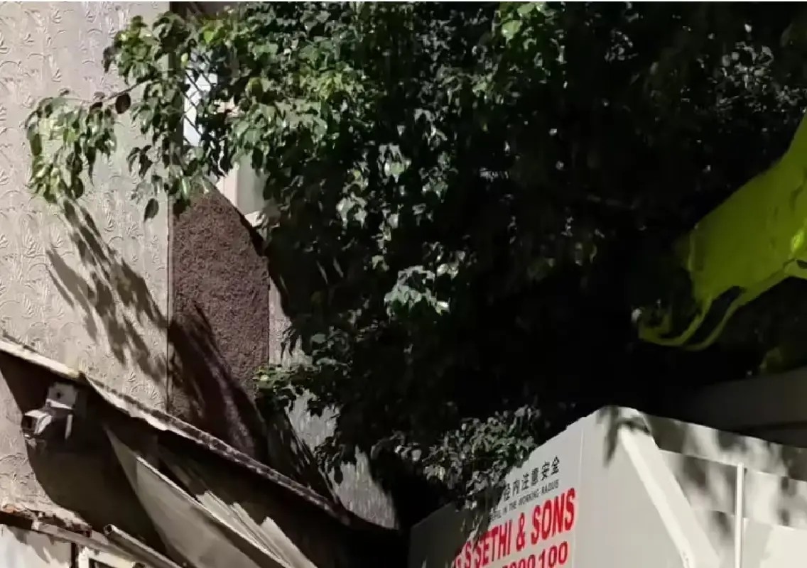Crane rolls backwards after brake failure, crashes into building in Bengaluru - News Karnataka