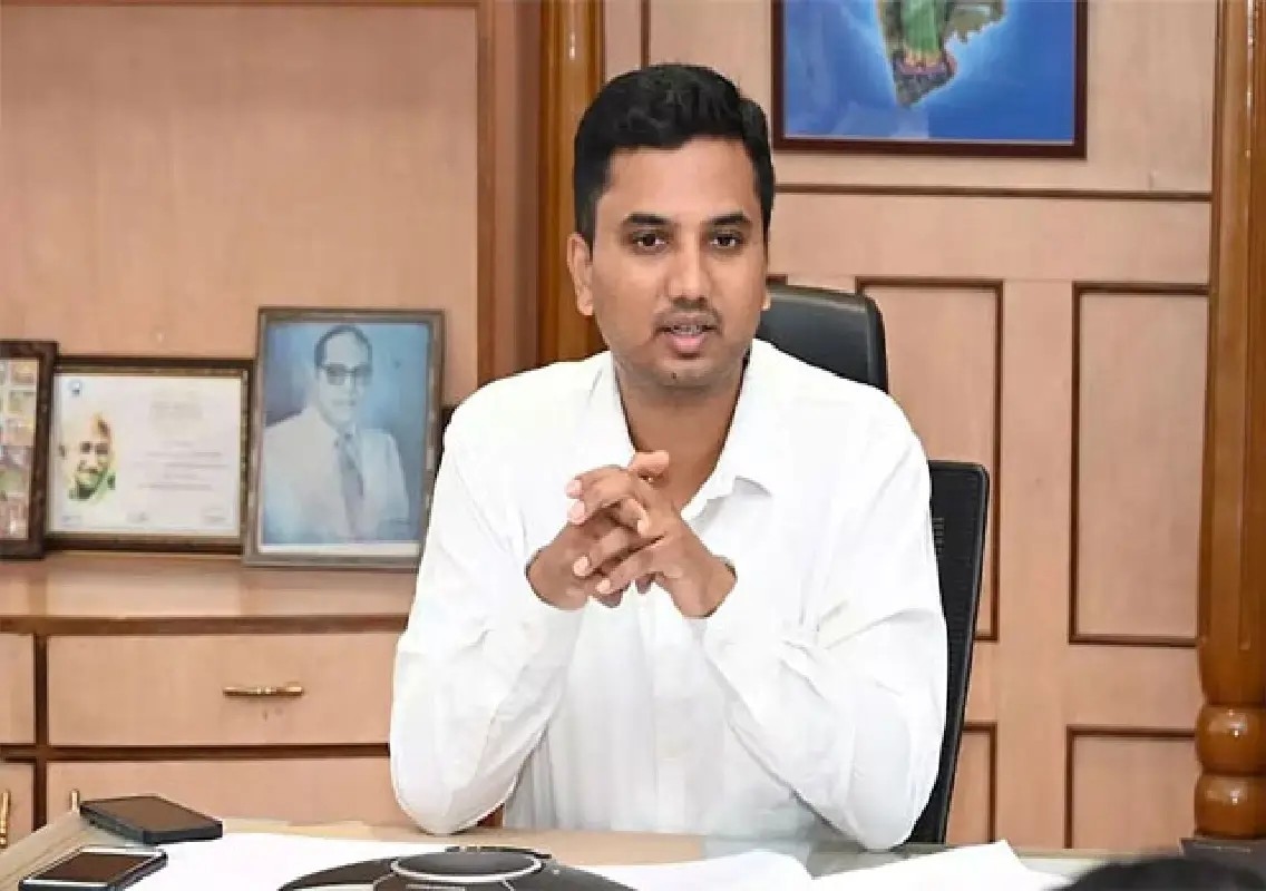 DK DC orders immediate removal of dangerous roadside flexes - News Karnataka