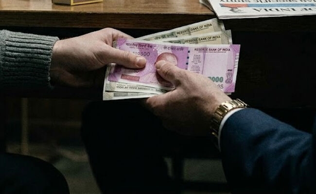 Ex-BESCOM engineer, contractor jailed for taking ₹30,000 bribe - News Karnataka