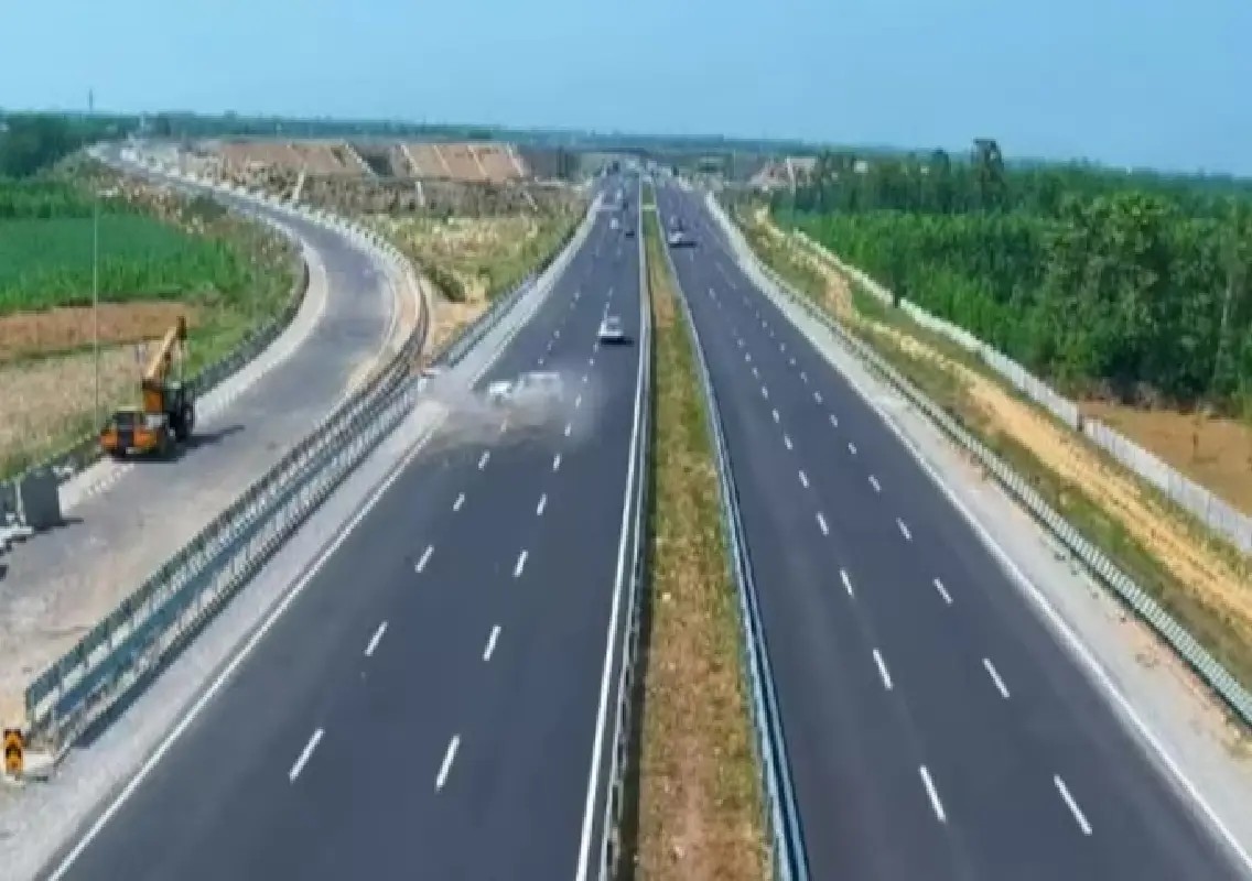 Four of family killed after car reverses on expressway in Saharanpur: WATCH - News Karnataka