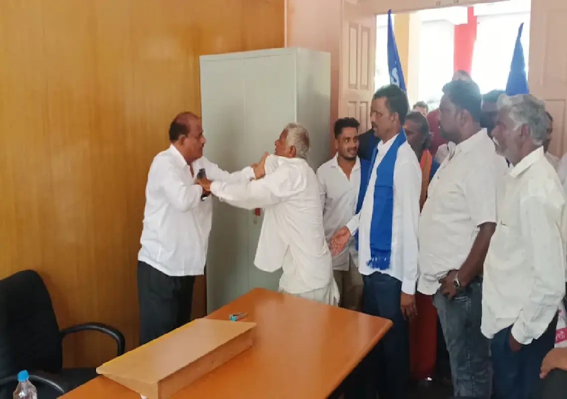 Farmer assaults official over compensation delay in Bagalkot: WATCH - News Karnataka