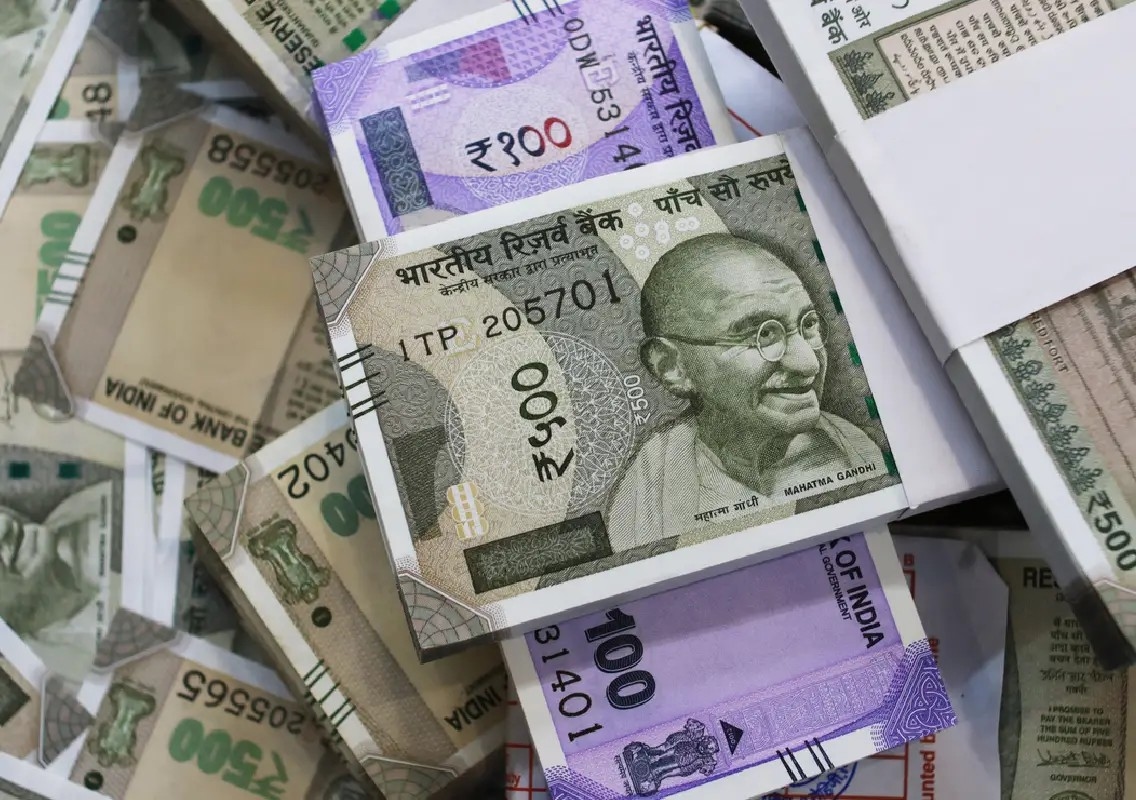 Gambling den busted, illegal liquor worth ₹66,410 seized - News Karnataka