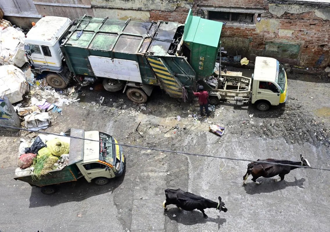 Ghost attendance in garbage vehicles exposed during surprise inspection - News Karnataka