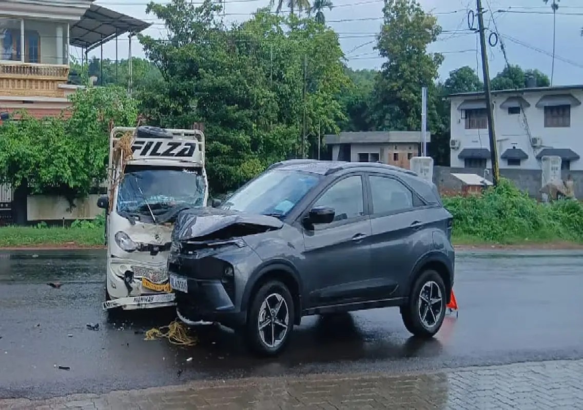 Goods vehicle driver injured in three-vehicle collision at Pazhayangadi: WATCH - News Karnataka