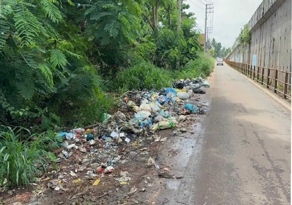 Illegal dumping turns Bikkarnakatte service road into garbage hotspot - News Karnataka