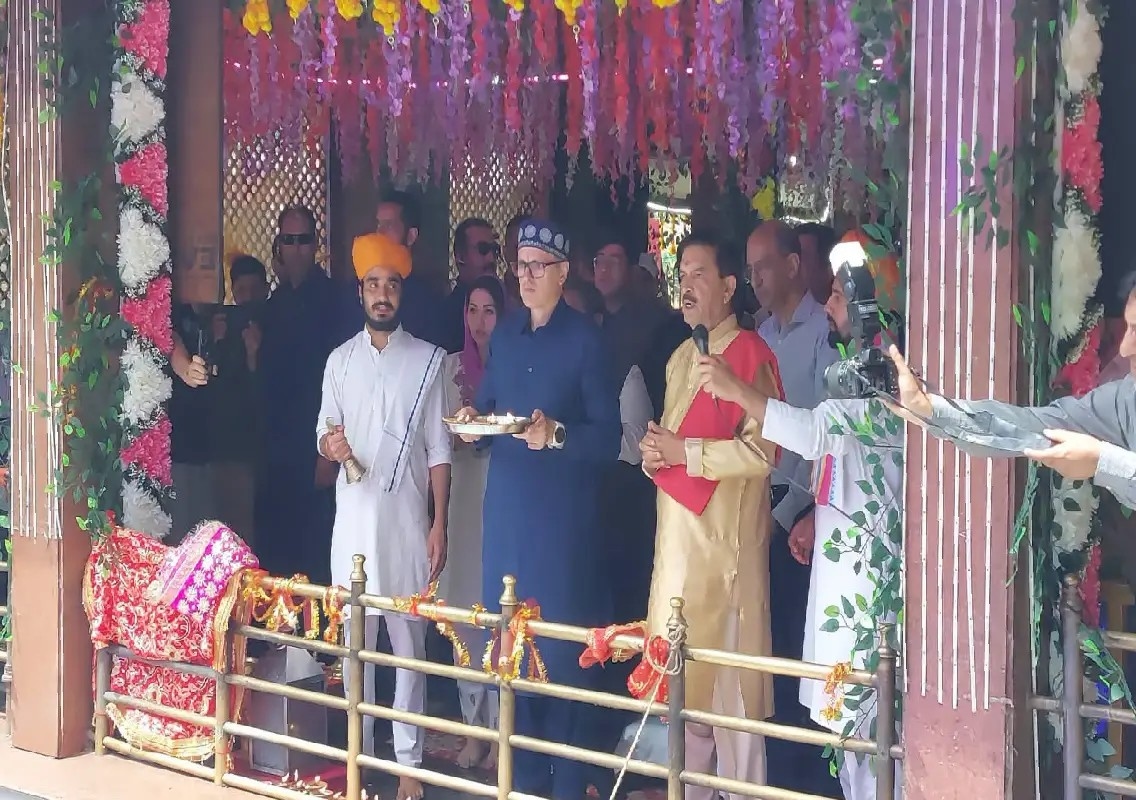 J-K CM Omar Abdullah offers prayers at Kheer Bhawani shrine ahead of Mela: WATCH - News Karnataka