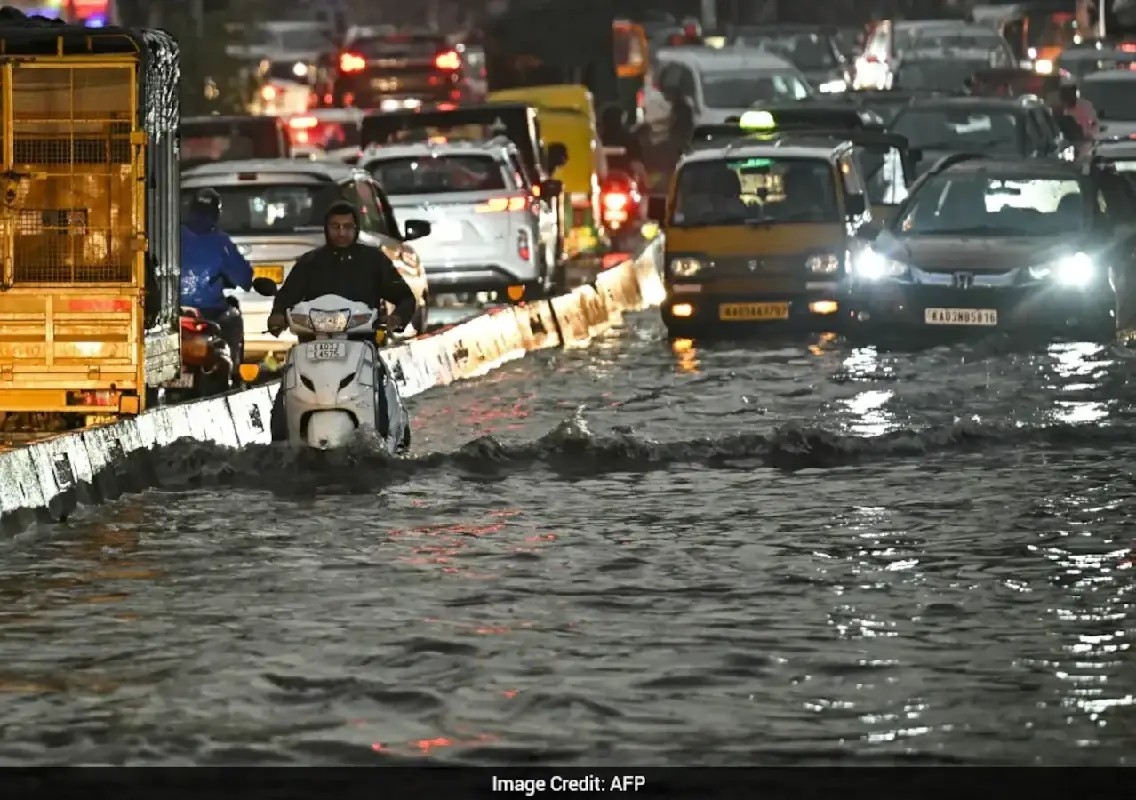 Just 10 minutes of rain leaves Bengaluru roads flooded - News Karnataka