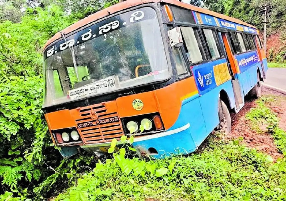 KSRTC bus carrying students skids off road, major mishap averted - News Karnataka