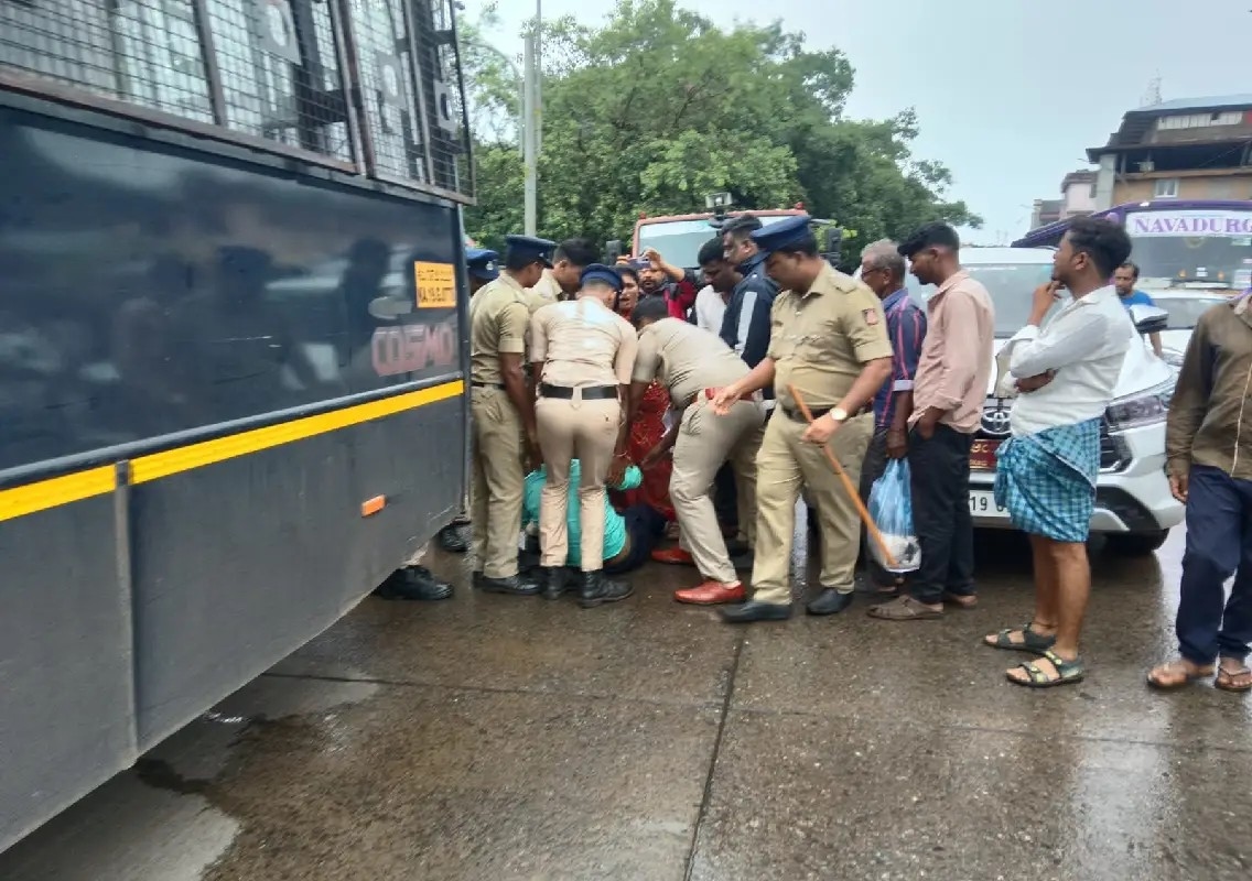 MCC clears roadside vendors near Town Hall in major eviction drive: WATC - News Karnataka