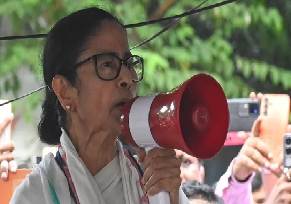Mamata Banerjee battles to contain TMC revolt - News Karnataka
