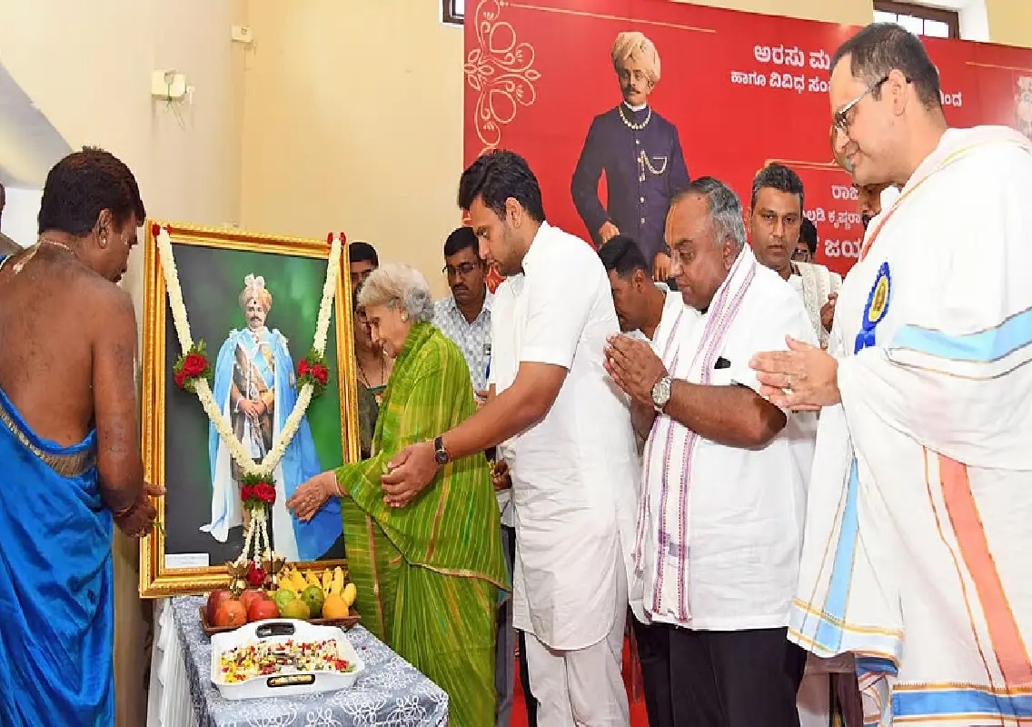 Nalwadi Krishnaraja Wadiyar Jayanti celebrated with grand procession - News Karnataka