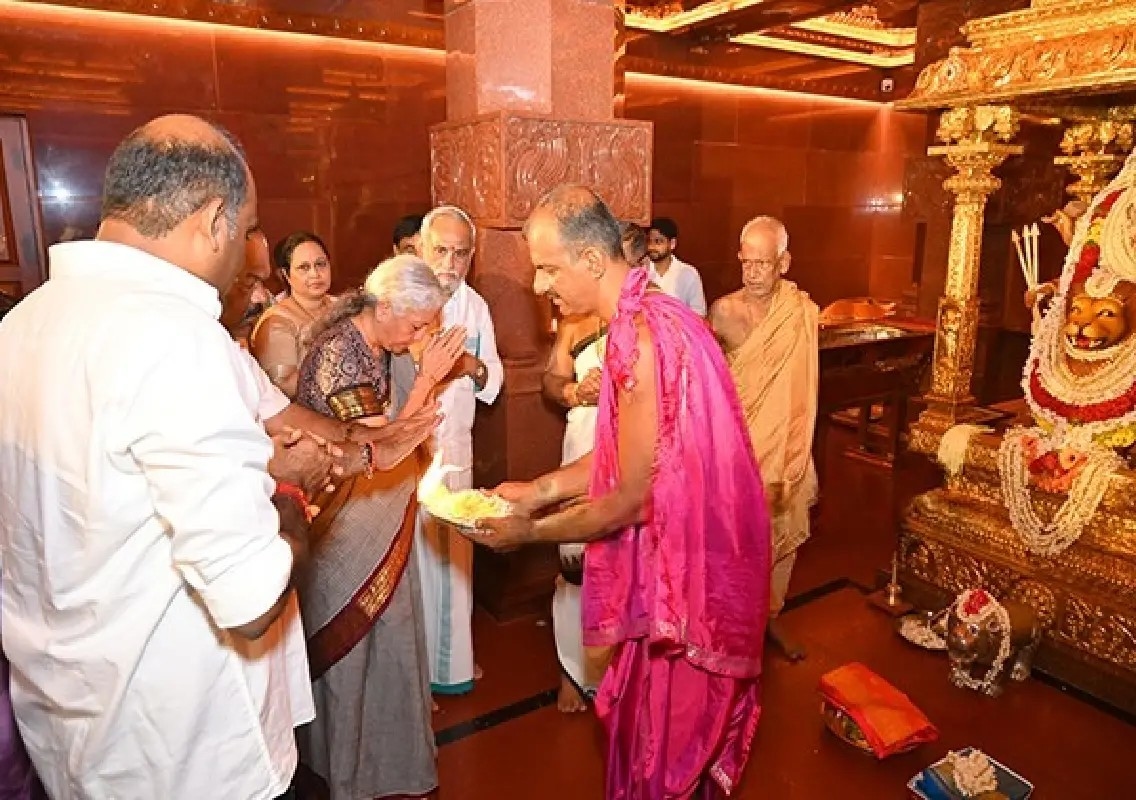 Nirmala Sitharaman visits temples in Udupi, offers special prayers - News Karnataka