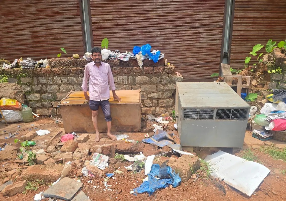 Outrage as MCC bulldozes flower stalls of differently-abled vendors: WATCH - News Karnataka