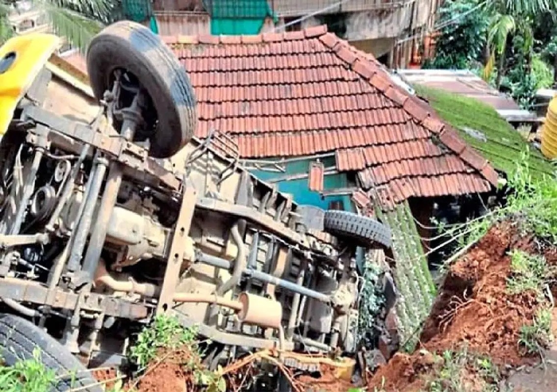 Pickup rolls backwards and crashes into house in Sullia - News Karnataka