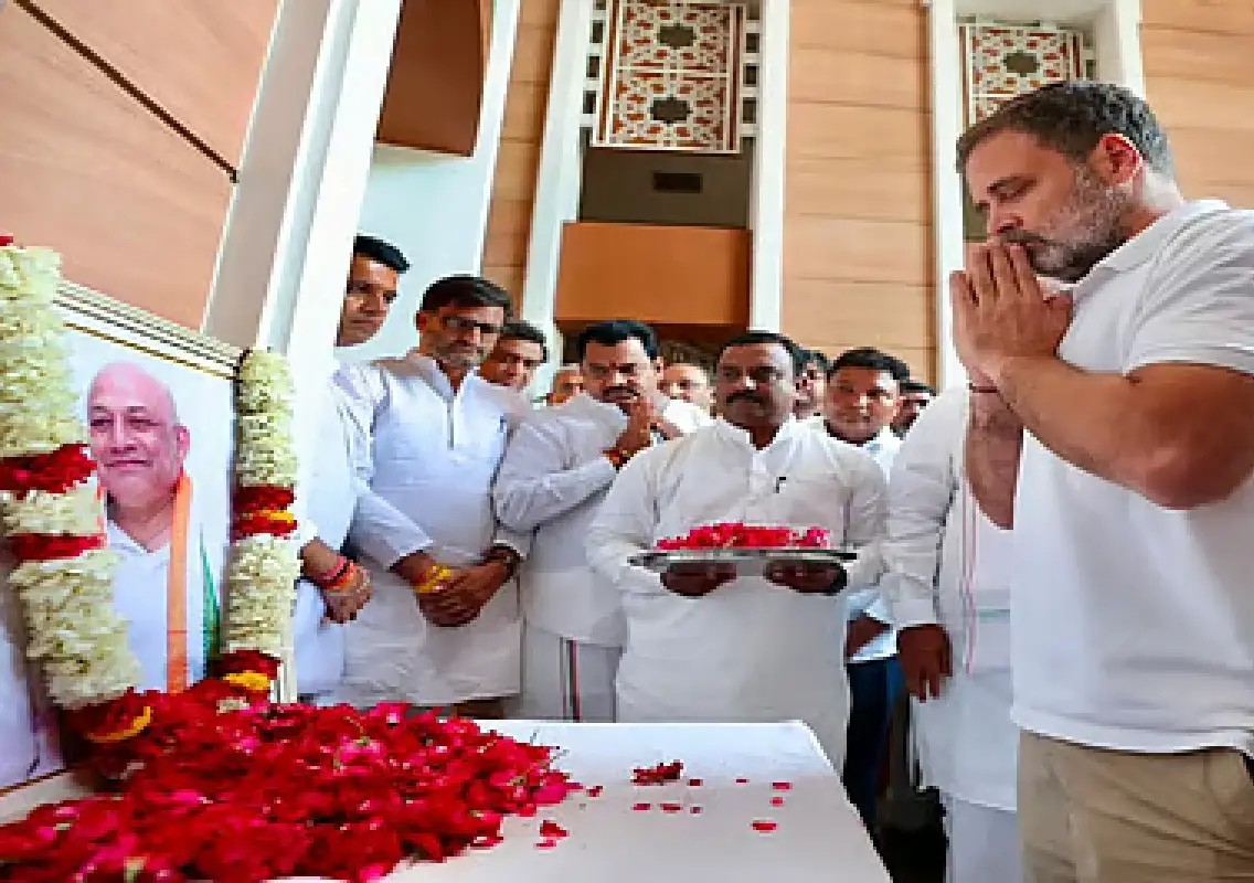 Rahul Gandhi pays tribute to Congress leader Suraj Hegde - News Karnataka