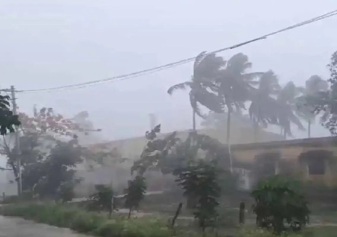 Two workers killed as rain-weakened wall collapses - News Karnataka