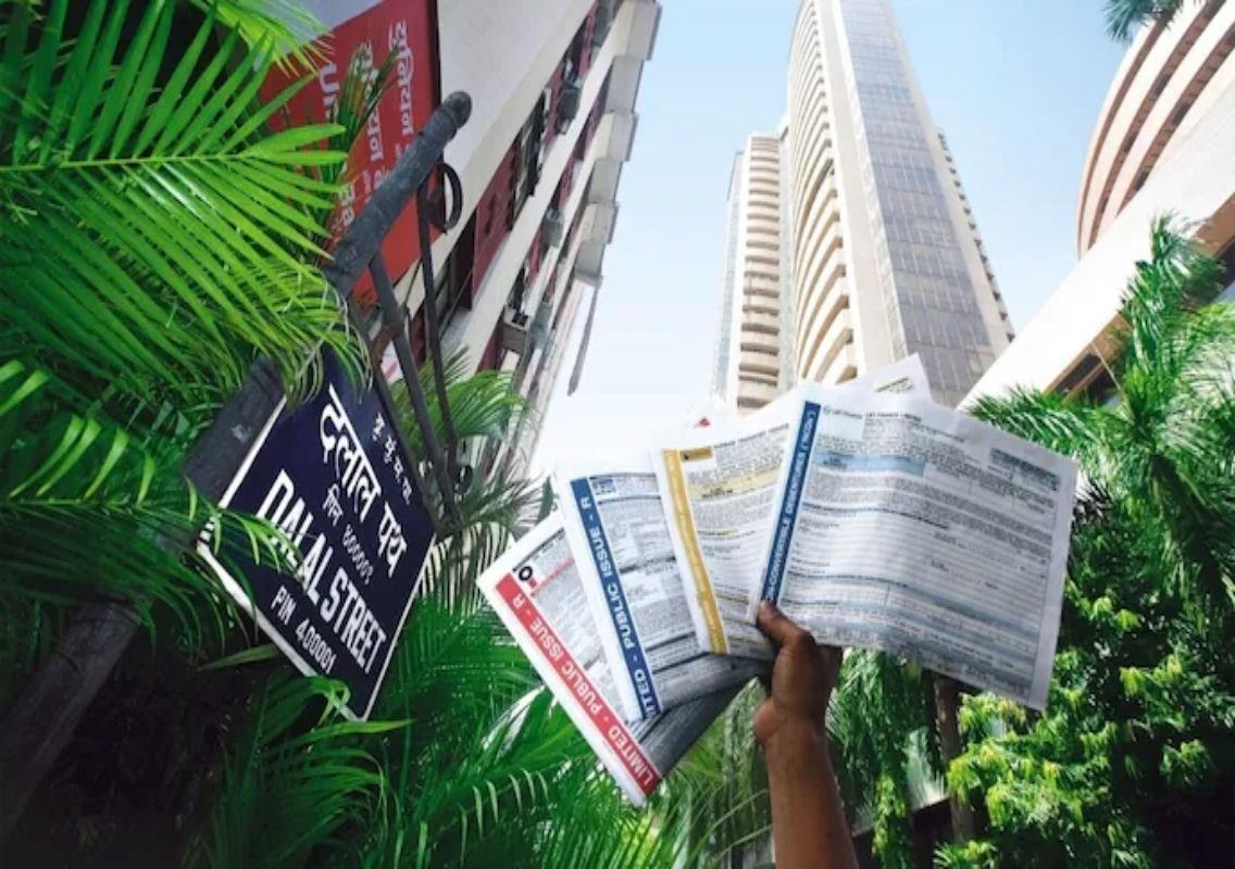 Sensex, Nifty fall; rupee logs biggest gain - News Karnataka