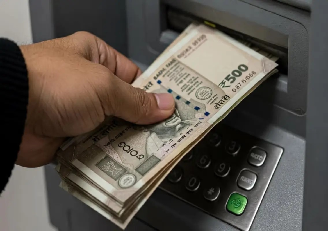 Suspected ATM tampering video sparks concern in Prayagraj: WATCH - News Karnataka