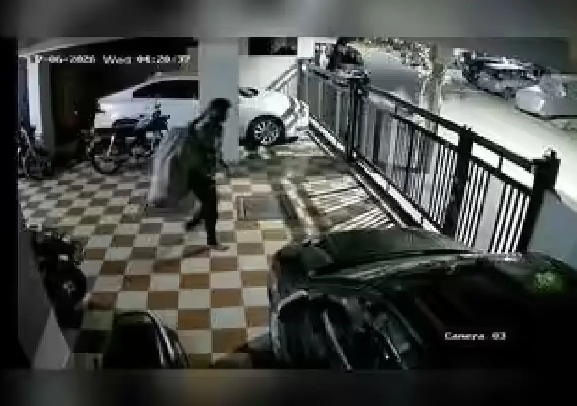 Thief steals 27 pairs of branded shoes from apartment - News Karnataka