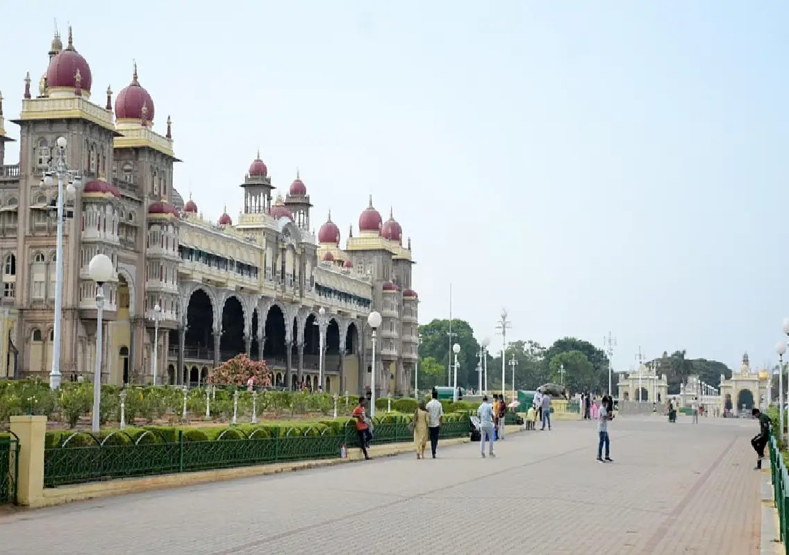 Tourists allege auto drivers mislead visitors near Mysuru attractions - News Karnataka