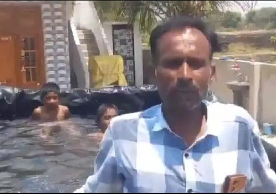 Tractor trolley becomes summer pool for village children - News Karnataka