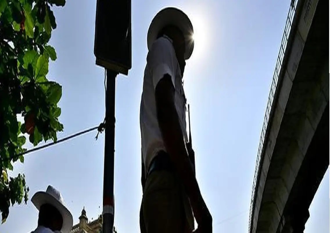Triple riding stop ends in assault on traffic constable - News Karnataka