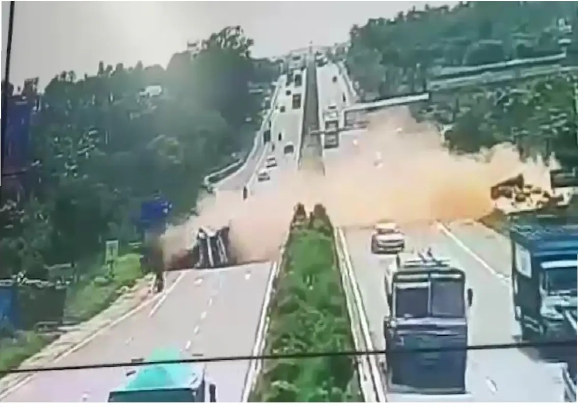 Truck jumps median and crashes into Bolero on highway, three injured - News Karnataka
