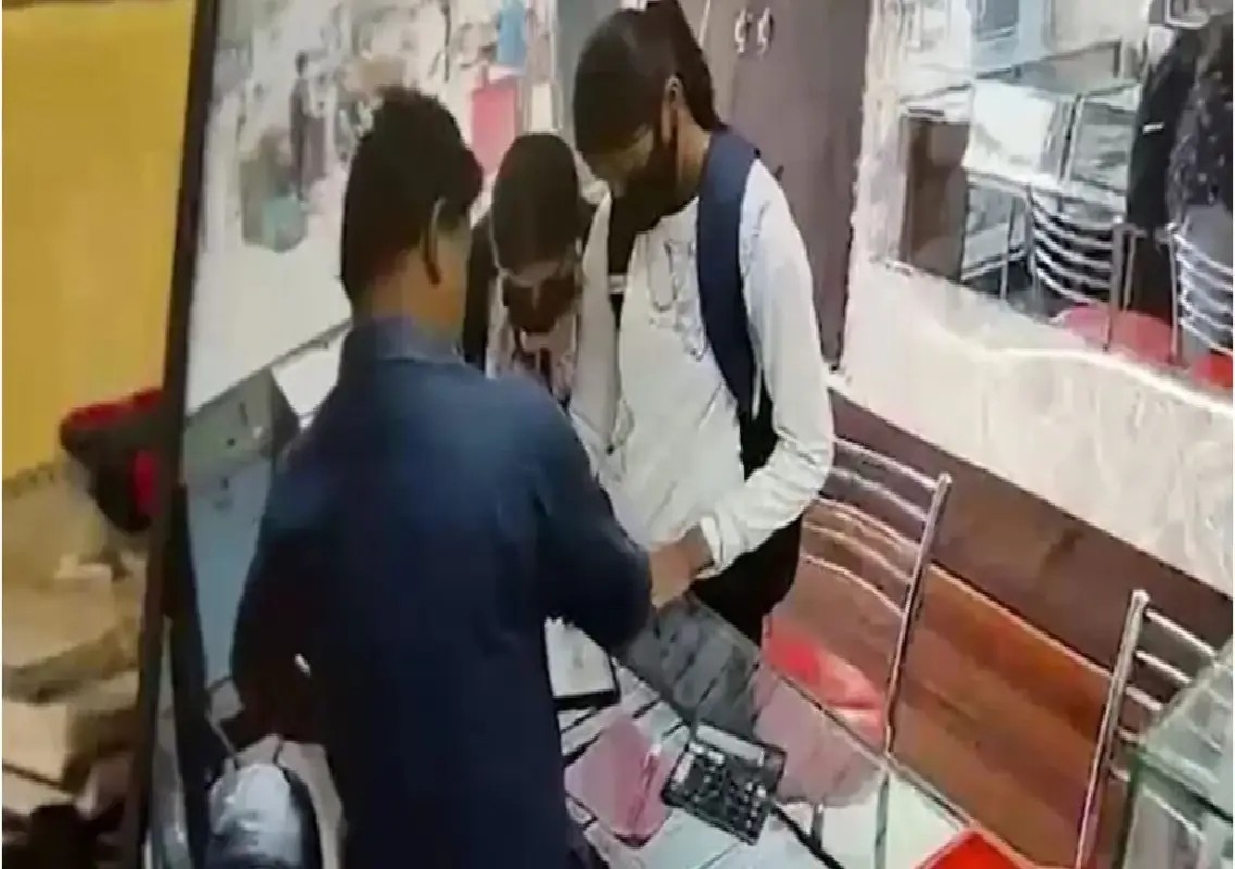 Two teenage girls held for attempted jewellery shop robbery: WATCH - News Karnataka