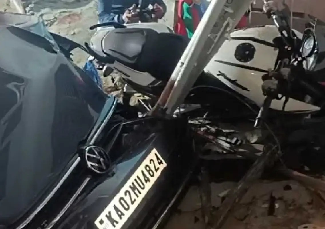 Van overturns after hitting bikes in Bengaluru, one dead - News Karnataka