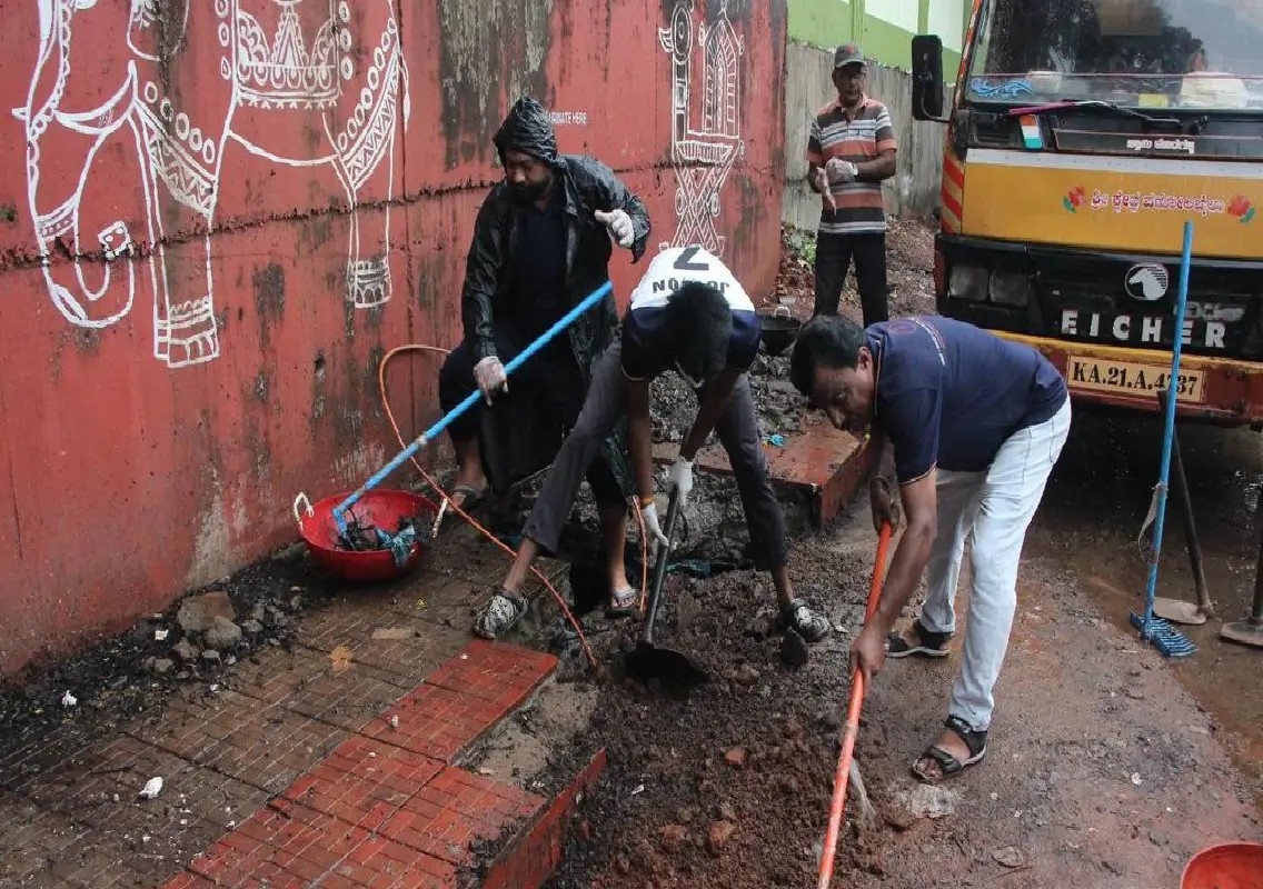 Volunteers spruce up Service Bus Stand in Swachh Mangaluru drive - News Karnataka