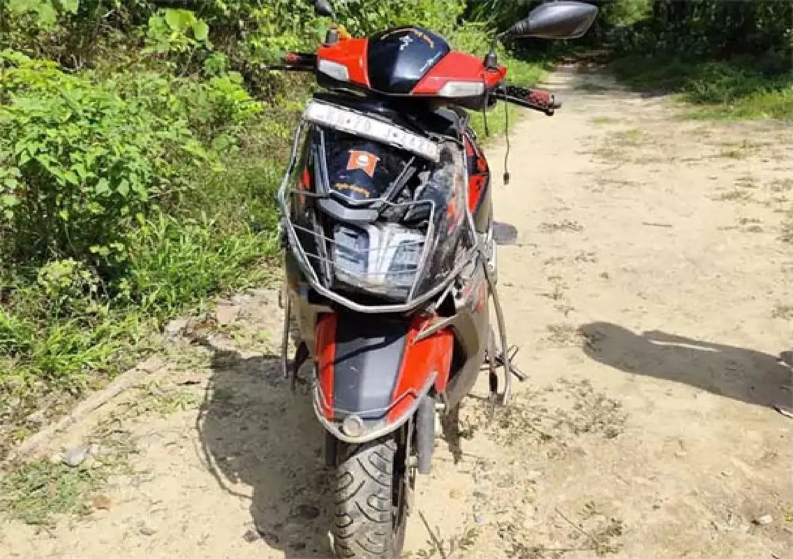 Wild elephant damages scooter in Didupe, rider escapes unharmed - News Karnataka