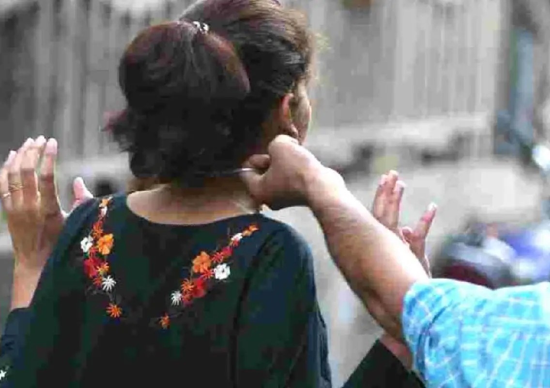 Woman's ears torn as chain snatcher steals gold earrings at bus stop - News Karnataka