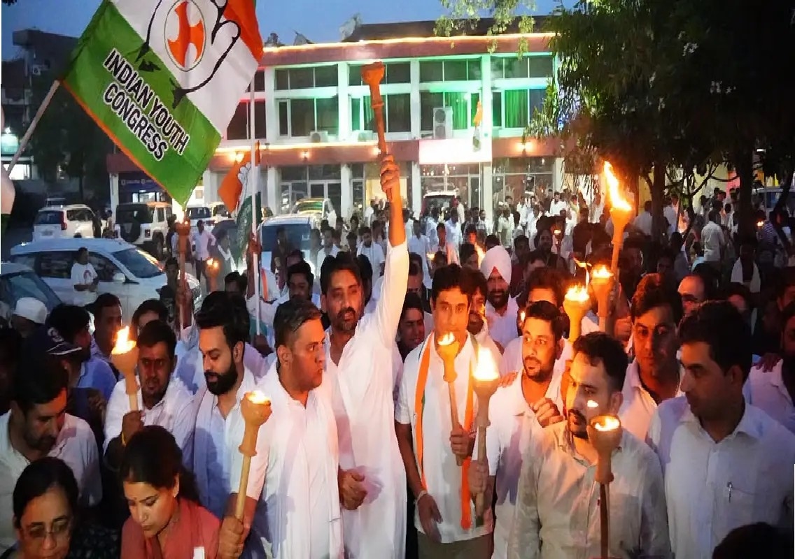 Youth Congress stages torchlight protest seeking Pradhan's resignation - News Karnataka