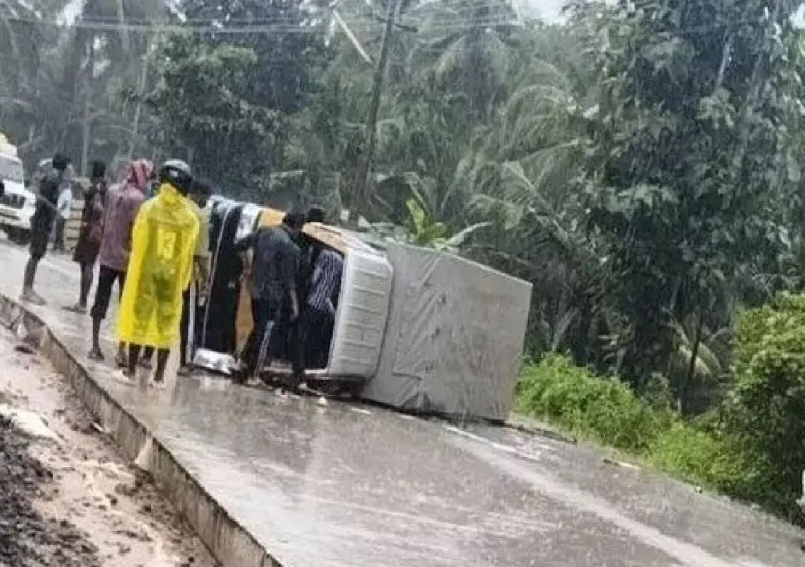 11-year-old injured as Tata Ace overturns near Puttur - News Karnataka